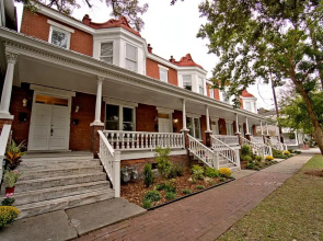 420Waldburg A · Modern Apt with Southern Charm Blocks from Forsyth