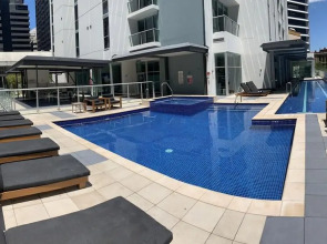 Spacious 3 Bed City Apt with Car Park, Pool & Gym