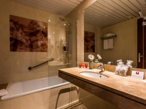 Отель Leonardo Hotel Barcelona Gran Via