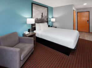 Super 8 by Wyndham McHenry/Fox Lake Area