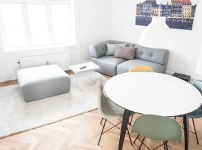 Beautiful and Bright 2-bed With Private Balcony