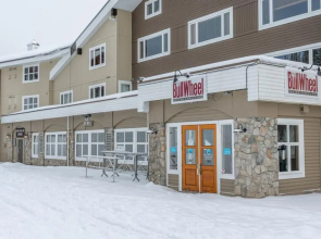 Coyote Creek - Large Ski In/Ski Out Chalet with Amazing Views & Private Hot Tub