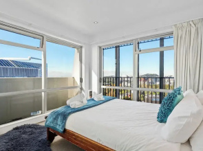 Central Charming 2-Bedroom - Pool & Gym!