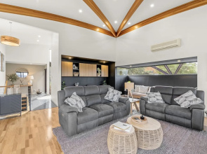 Tree Top Views - 4 Bedroom House