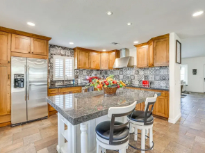 Spacious Glendale Home: Walk to State Farm Stadium