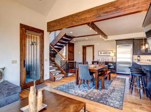 Stunning Home Main st. Walk Everywhere! Sleeps 12!