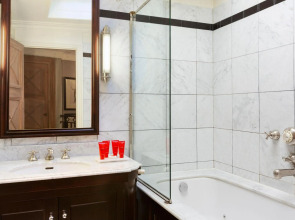 Le Dokhan’s Paris Arc de Triomphe, a Tribute Portfolio Hotel