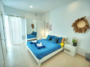 Seafront Sea View Maisonette with Yards