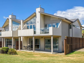 Toodle's Wanaka Luxury with Mountain Views