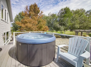 Steps to Beach: Home w/ Hot Tub in Oak Harbor!