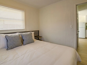 Breezy Lake City Getaway - Walk to Englewood Beach