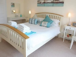 Arne View in Poole With 3 Bedrooms and 3 Bathrooms