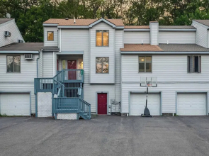 Lakeside Haven Ping Pong, Fire Pit & Mins to Big Boulder & Lake Harmony