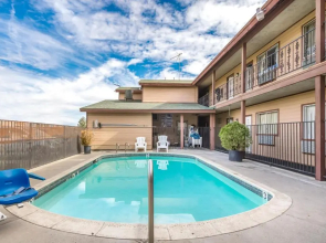 Hotel Avenida Victorville I 15