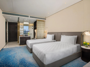 HUALUXE Shanghai Changfeng Park by IHG