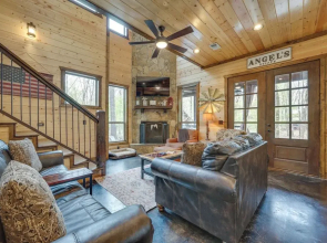 5 Mi to Beavers Bend State Park: Cabin w/ Hot Tub!