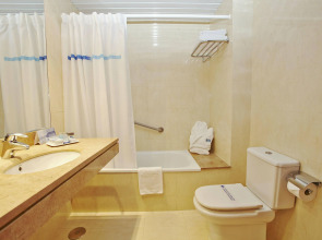 Отель Leonardo Hotel Barcelona Gran Via