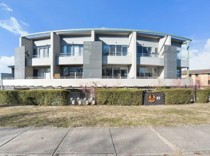 Stylish Curtin Stay With Balcony Views