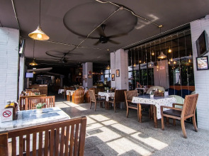 18 Coins Budget Hotel