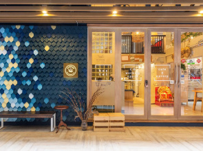 Kinnon Deluxe Hostel Coworking Cafe