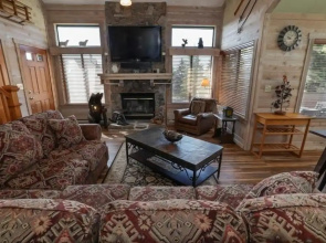 Seven Springs Sunridge 3 Bedrooms Premium Condo, Private Hot Tub! by RedAwning