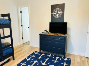Blue Crab Cottage 4 Bedroom Home by RedAwning