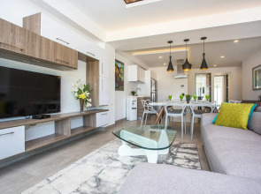 Amazing 2BR Condo w Pool Views Dream Location