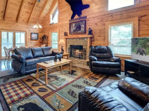 Southern Dream 8 Bedroom Home with Hot Tub