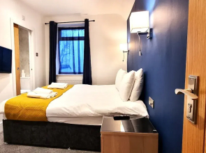 Modern 6 Bedroom 4 Bath House w Parking