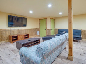 4 Mi to Mount Snow: West Dover Cabin w/ Game Room