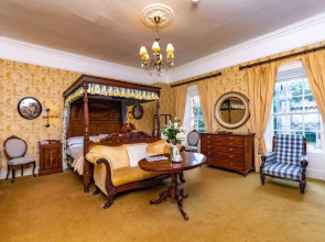 Step House Hotel