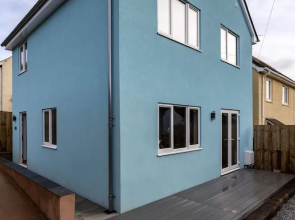 Totnes modern house sleeps 8 , 5 mins to town