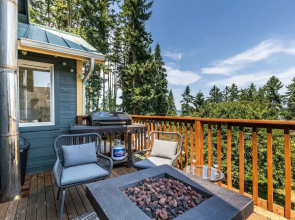 Seaside Getaway by Avantstay Deck w Views