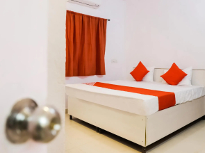 OYO 76253 P Crown Hotel