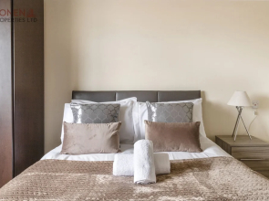 2 Bed Apartment Sleeps 5 - Free Parking, Balcony