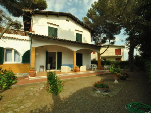 Apartment o the ground floor in villa with big garden, mt. 30 far from the sea. 3 bedrooms. Parking.-AS 11
