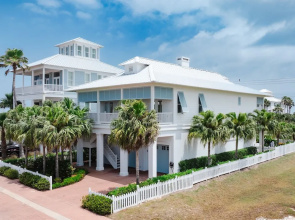 Kiskadee - Private Beachhouse Wih Pool 3 Bedroom Home by RedAwning