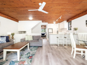 Tea Trees Apartment 6, Little Cove