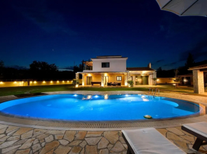 Villa Black White Dassia