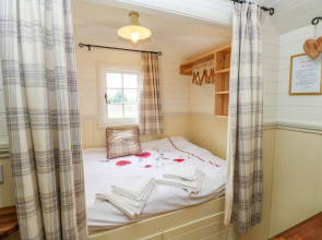 Shepherds Hut - The Crook