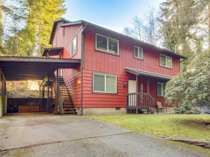 Walk to Mingus Park! Wooded Coos Bay Getaway