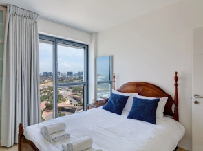 Beach Front Stylish Hugh 2DBR