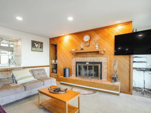 1 Mi to Wintergreen Resort: Mtn-view Condo!