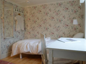 Bull-August gård vandrarhem/hostel