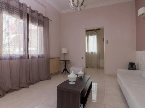 Delightful 2 bedroom flat next to Mikrolimano