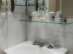 Night Hotel Broadway