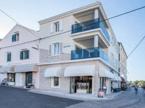 Good Life, Luxury Seafront Apartment