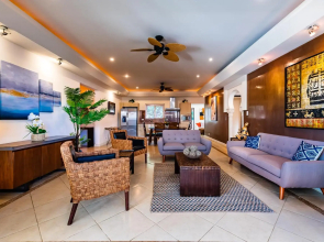 LUXURY 3BR appt, CENTER, 2 min to BEACH, hi-speed wifi