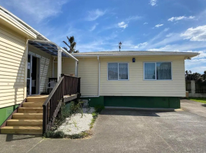 Airport Westney Lodge