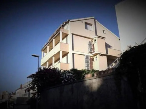 Charming Apartment 3 Sleeps 4 Guests